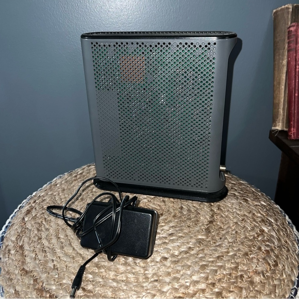 Motorola MG7700 24X8 Cable Modem Plus AC1900 Router - Picture 3 of 4
